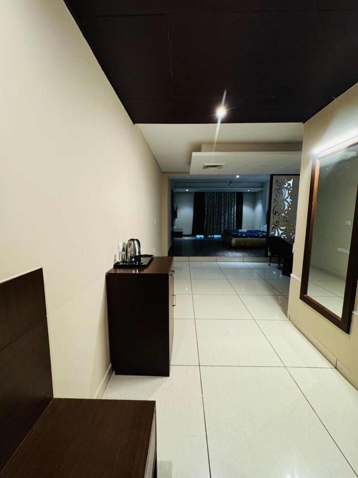 The Pearl Hotel Sirsa Exterior foto